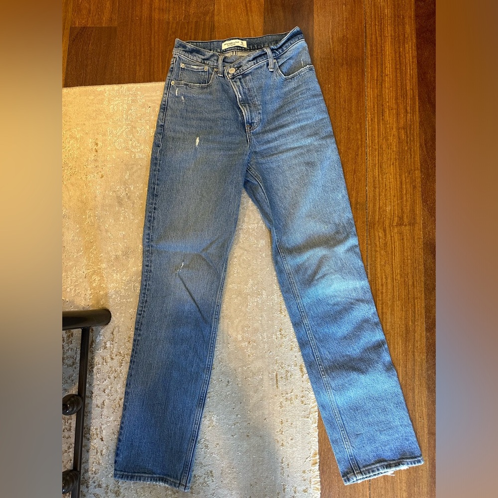 Abercrombie Ultra High Rise 90s Straight Jeans